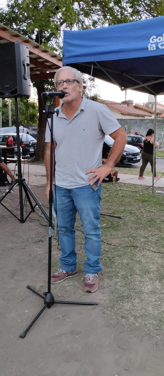 Juan Botana leyendo el comienzo de “Boca de lobos” en la Plaza 17 de Agosto de Lomas