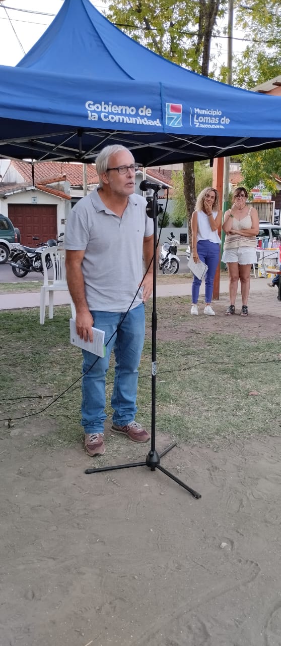 Juan Botana recitando “Volver a Marx” en la Plaza 17 de Agosto de Lomas