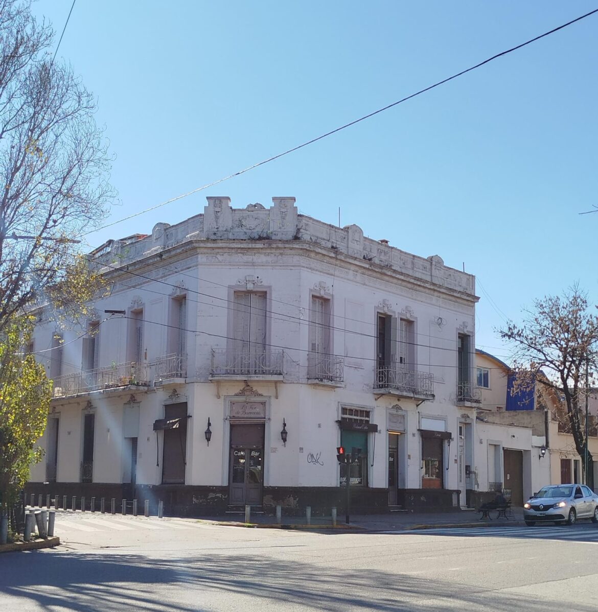 Juan Botana lleva el Festival de Poesía a La Flor de Barracas
