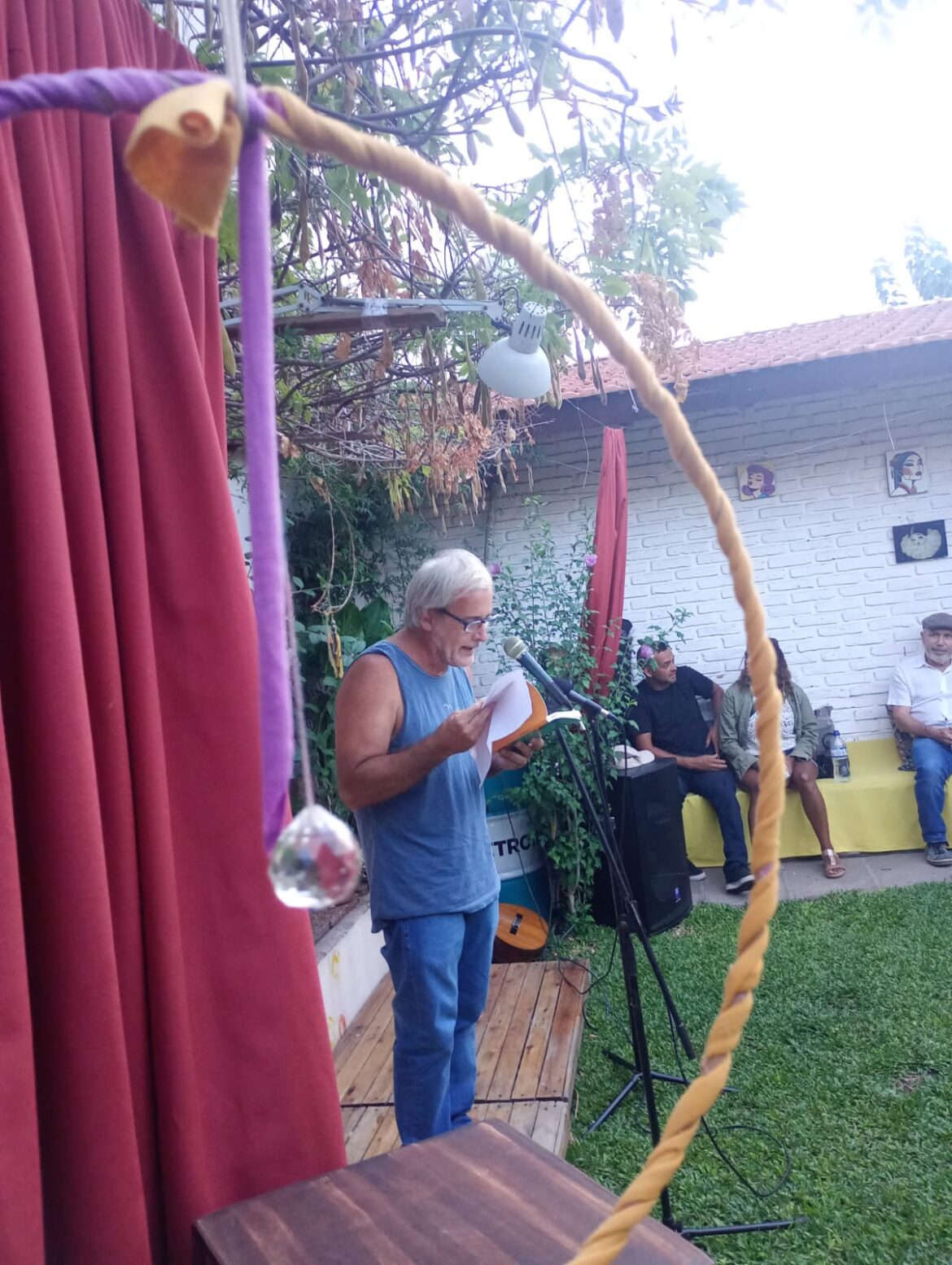 Juan Botana leyendo “El amor no es de nadie”