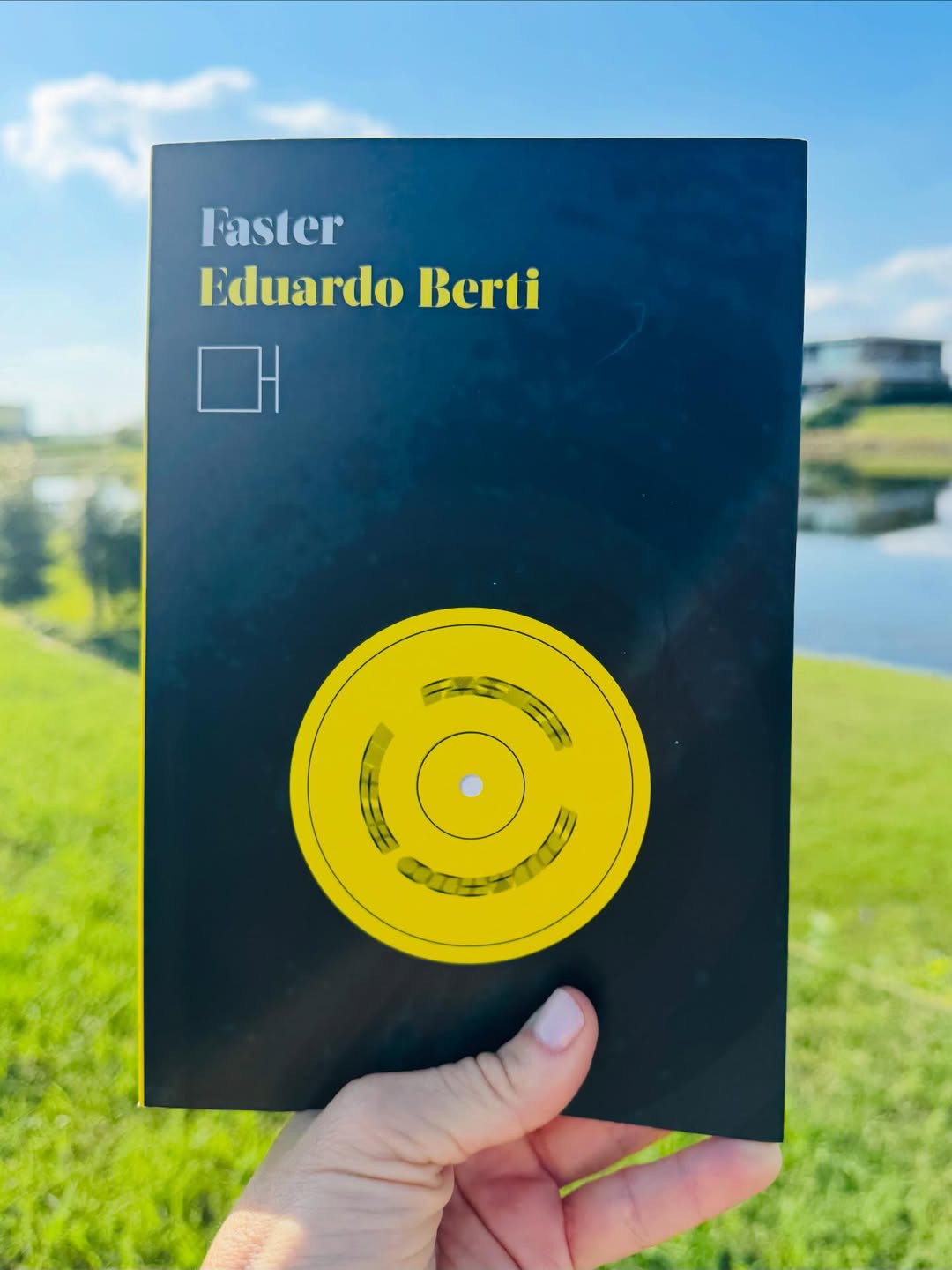 “Faster” de Eduardo Berti. Por Nuria Gómez Videla