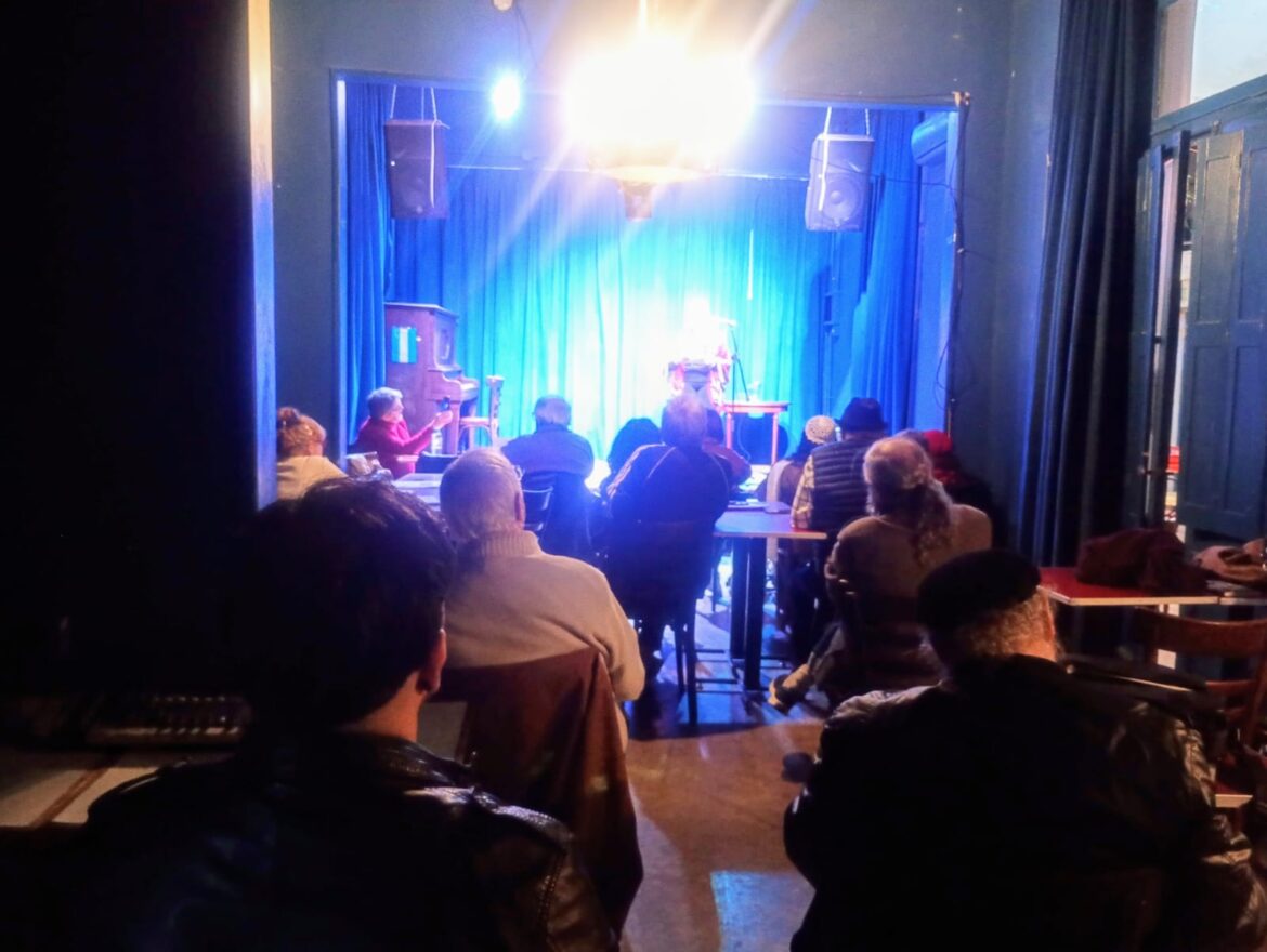 Juan Botana llevó el Festival de Poesía a La Flor de Barracas