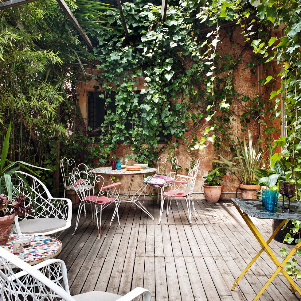 En el patio de esta casa. Por Jorge Flores