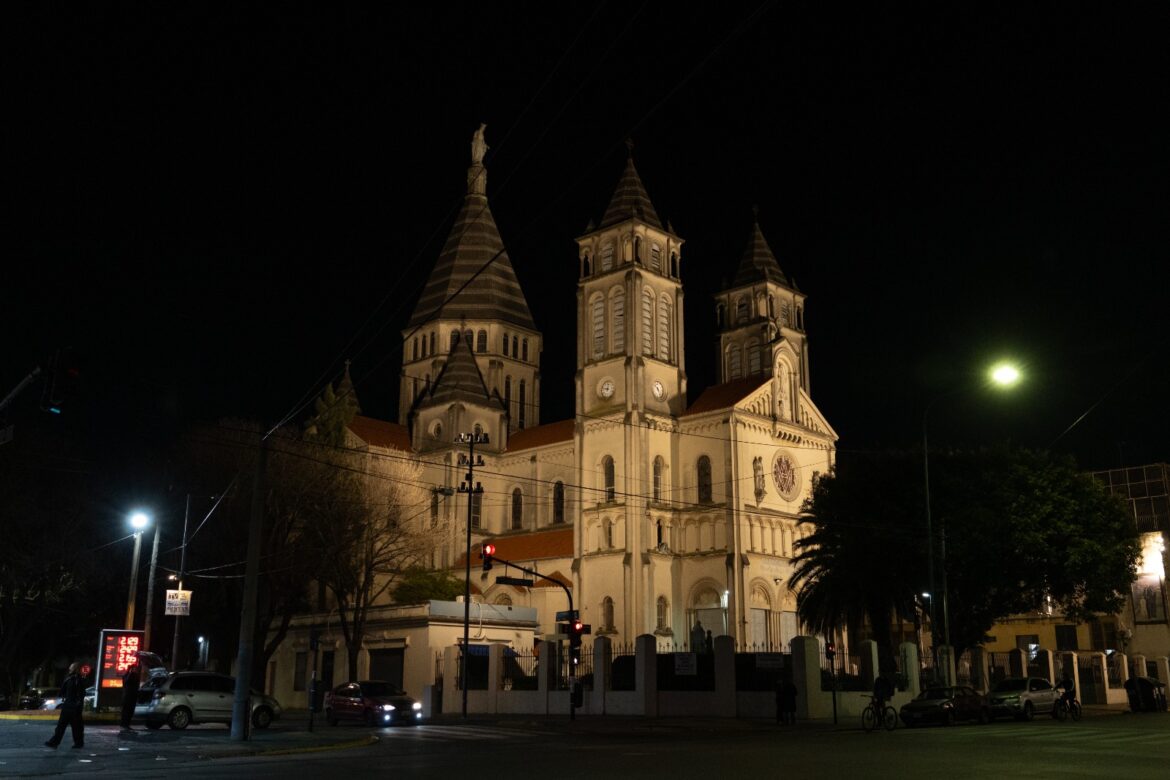La Ciudad ilumina por primera vez la emblemática iglesia porteña con más vitrales