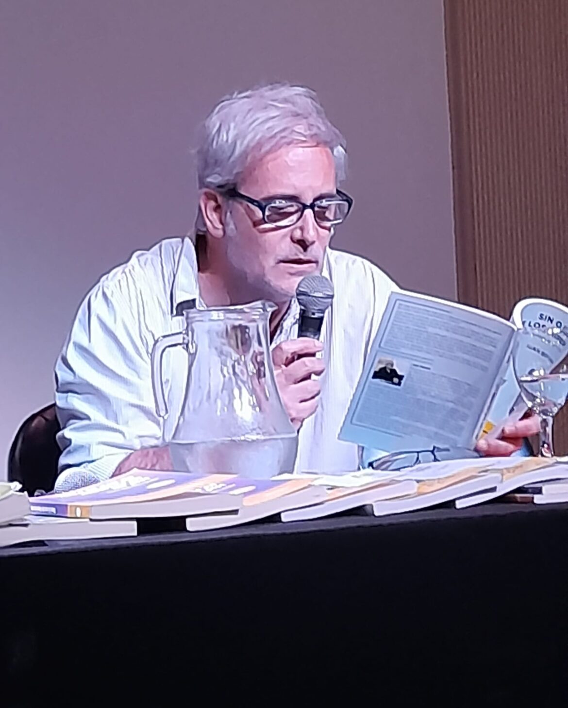 Juan Botana presenta “Sin ojos que los miren” en la Biblioteca Municipal de Lanús