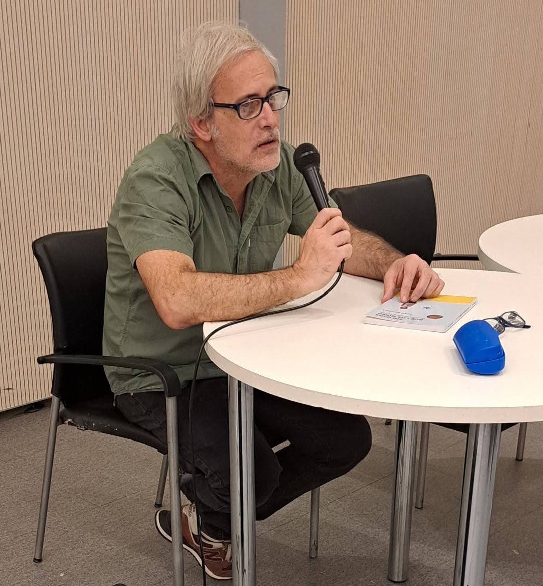 Juan Botana llevó el Festival de Poesía al Palacio Lezama