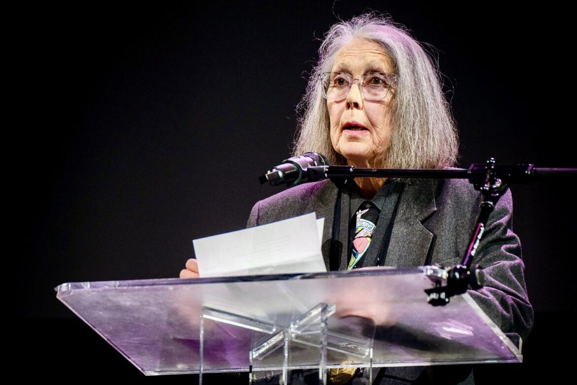 Anne Carson: la voz que reinventó la tradición literaria clásica y conquistó el Nobel de Literatura