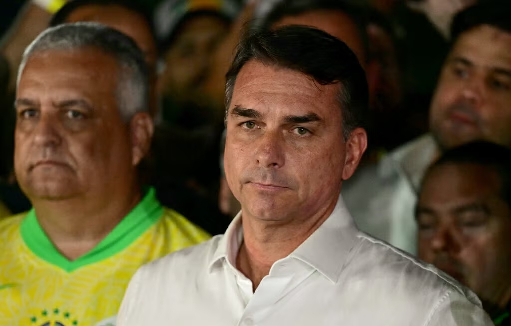 Flavio Bolsonaro: del mito familiar a su huída de Brasil