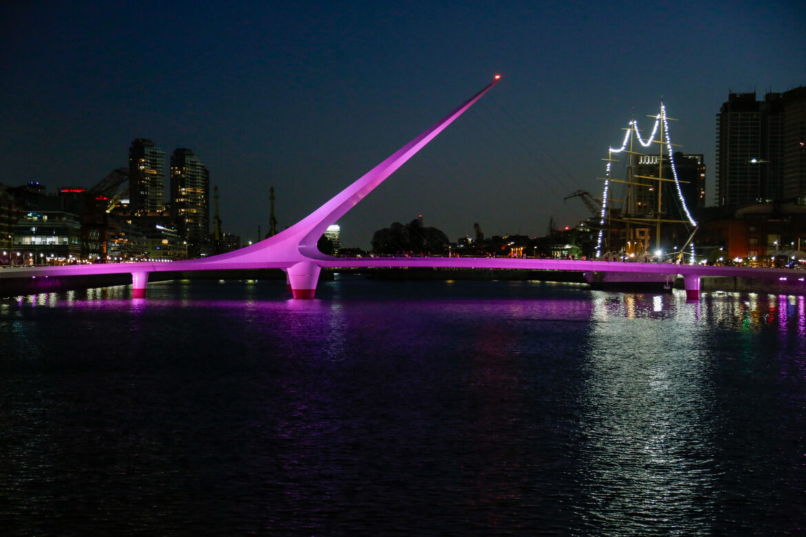 Para concientizar sobre el cáncer de mama, la Ciudad iluminó sus monumentos de rosa